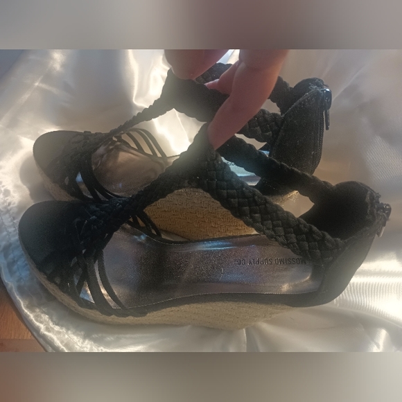 Shoes - Like New Black&Straw like Material Wedges